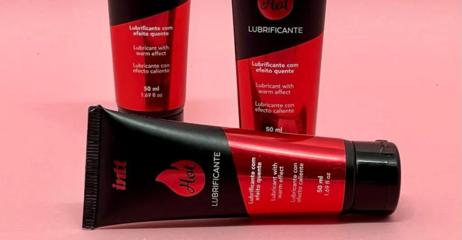 Lubrificante Hot Morango: Elevando o Prazer Feminino com Autocuidado e Intimidade